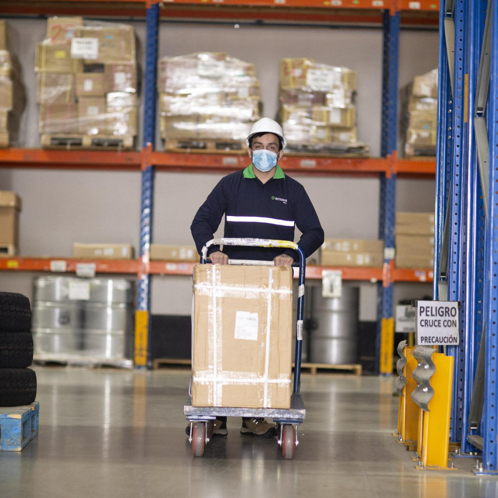 Trabajador utilizando equipo de seguridad durante una jornada laboral / Worker wearing safety equipment during a workday