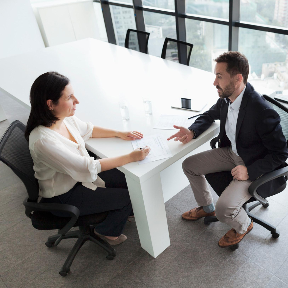 Profesional revisando documentos y opciones de cobertura para su negocio / Professional reviewing documents and insurance coverage options for their business