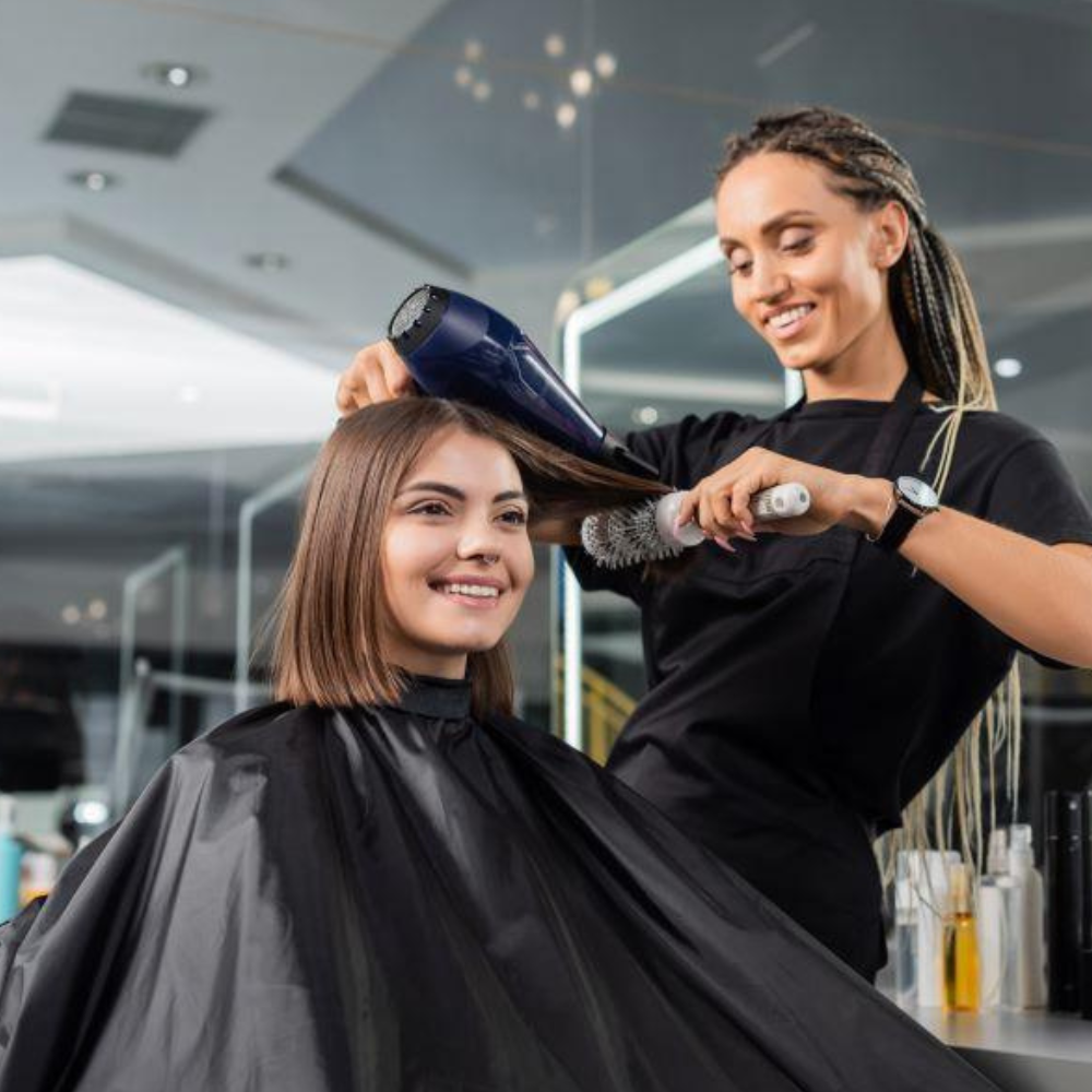 Profesional realizando un servicio de cuidado y estilismo del cabello / Professional providing hair care and styling services