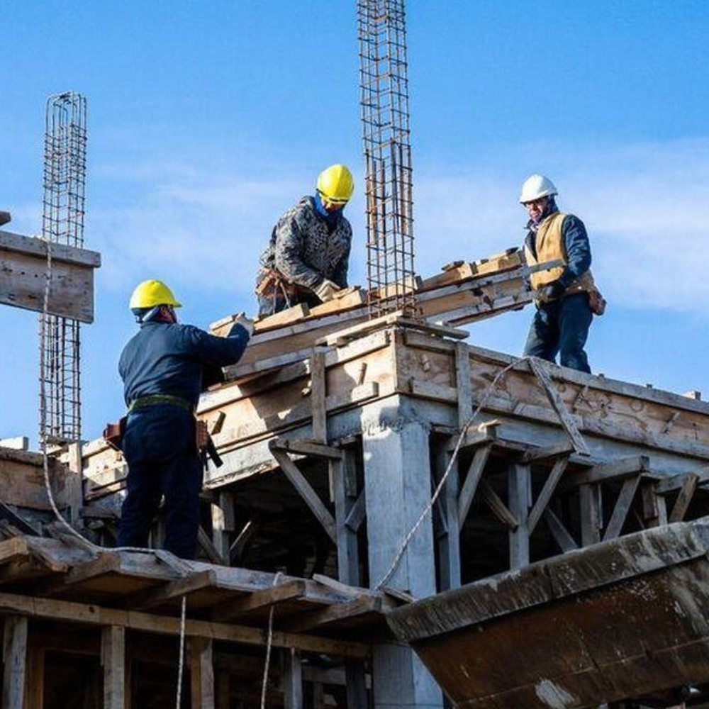 Trabajadores construyendo y desarrollando un proyecto comercial / Workers building and developing a commercial construction project