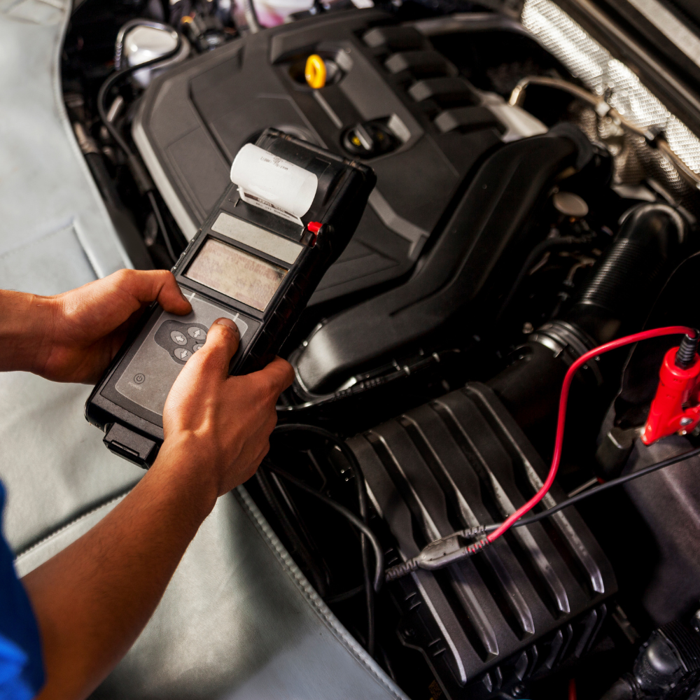 Profesional realizando limpieza y detallado de un vehículo / Professional performing vehicle cleaning and detailing services