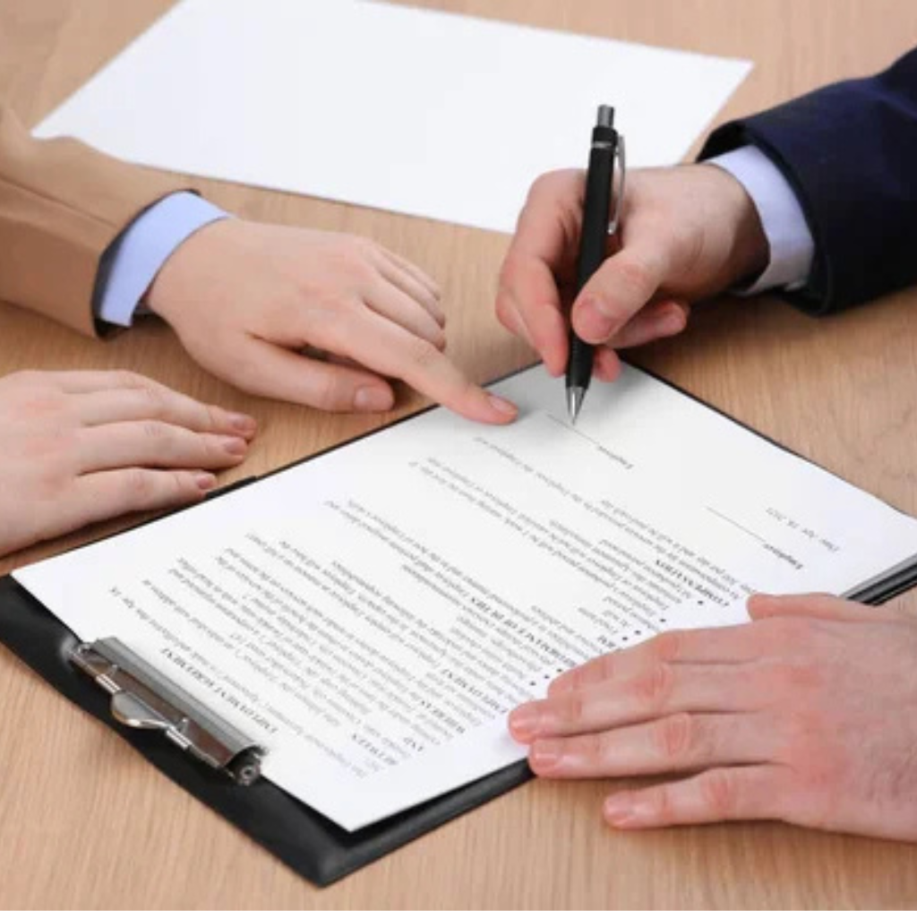 Persona revisando los documentos para formar su LLC / Person reviewing documents to form their LLC